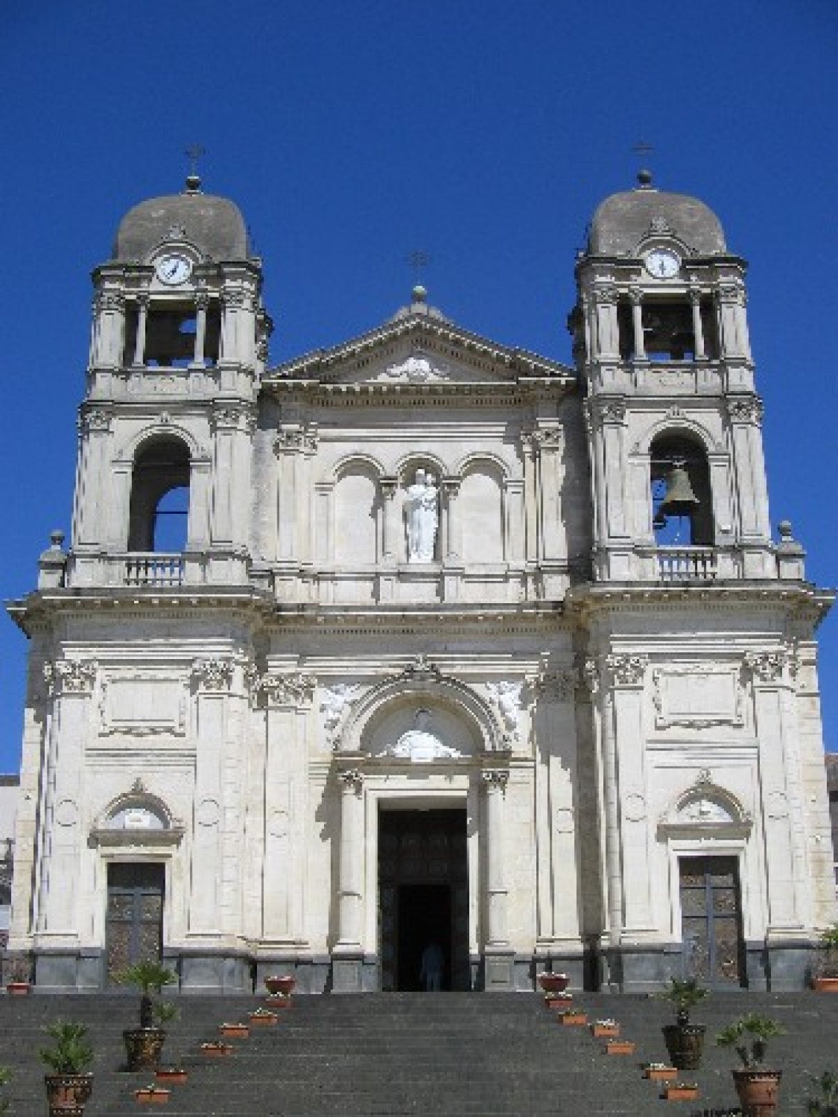 La sorprendente chiesa etnea che resistette al vulcano e che nasconde una storia incredibile - Foto: Lelezaff/Wikipedia