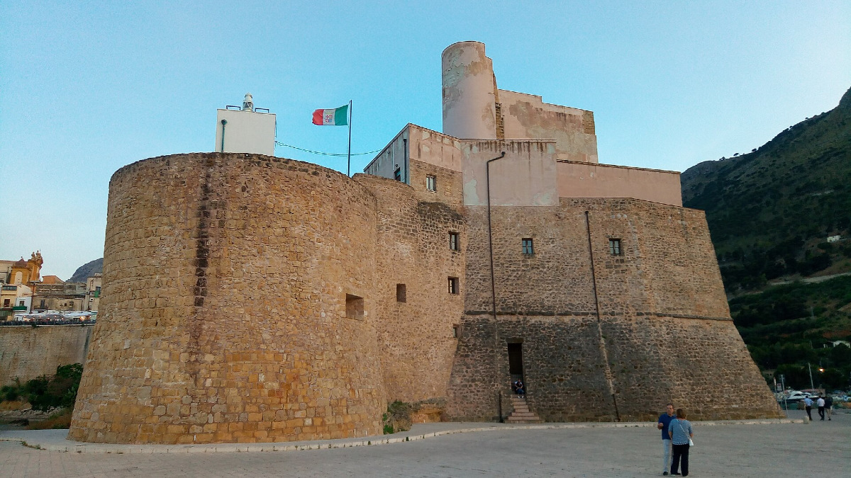 Una fortezza tra dominazioni e battaglie: il castello che ha cambiato la storia della Sicilia - Foto: Daniele Pugliesi/Wikipedia