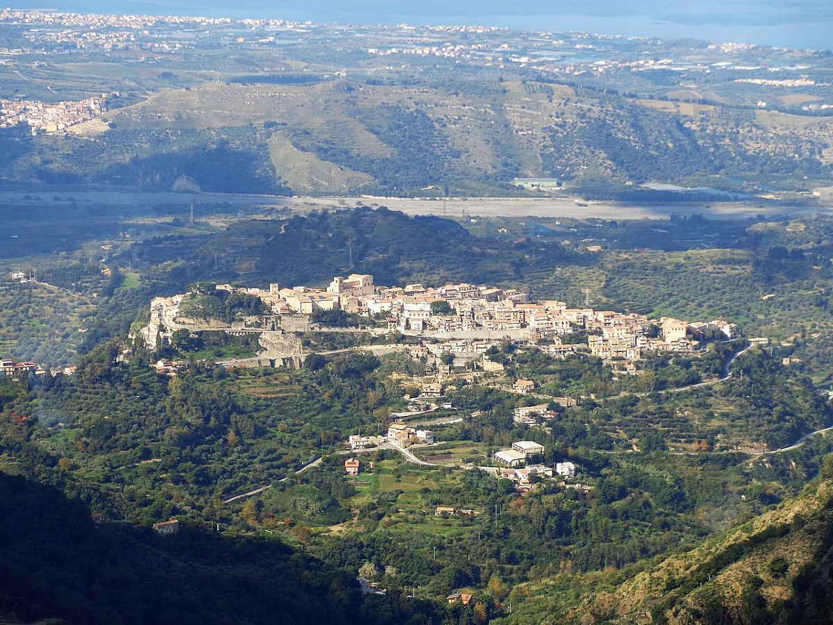 La maestosa terrazza segreta sulle Eolie e il rito del Cristo Lungo che sfida i cieli messinesi - Foto: Effems/Wikipedia