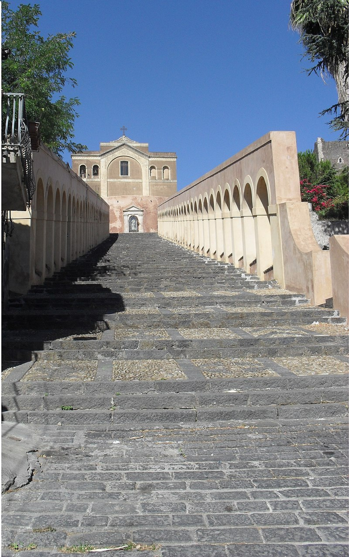 Scenografia urbana barocca: vicino Catania c'è un maestoso cammino che nasconde simboli dal Settecento - Foto: Normangreek/Wikipedia