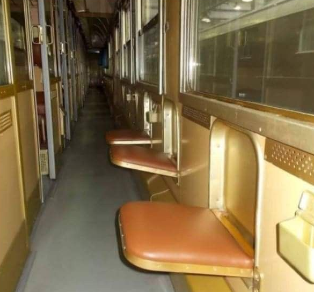 I vecchi sedili nei corridoi dei treni: un ricordo che fa tornare bambini - 
