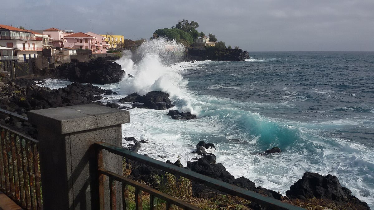 Nei pressi di Catania c'è una perla nascosta che il mare ha modellato tra lava e leggende - Foto: PulvirentiFrancesco/Wikipedia