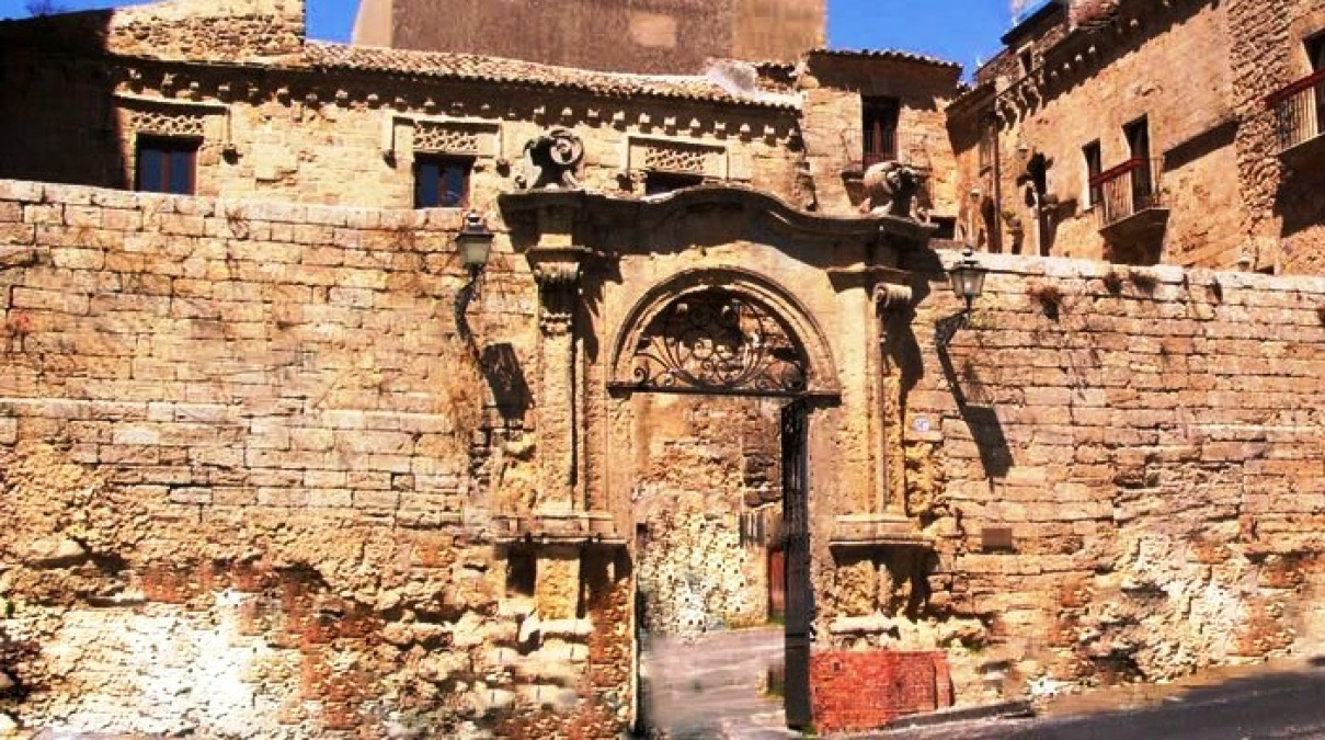 Il palazzo di Enna che racconta misteri e potere nel cuore della Sicilia - Foto: Travalico/Wikipedia