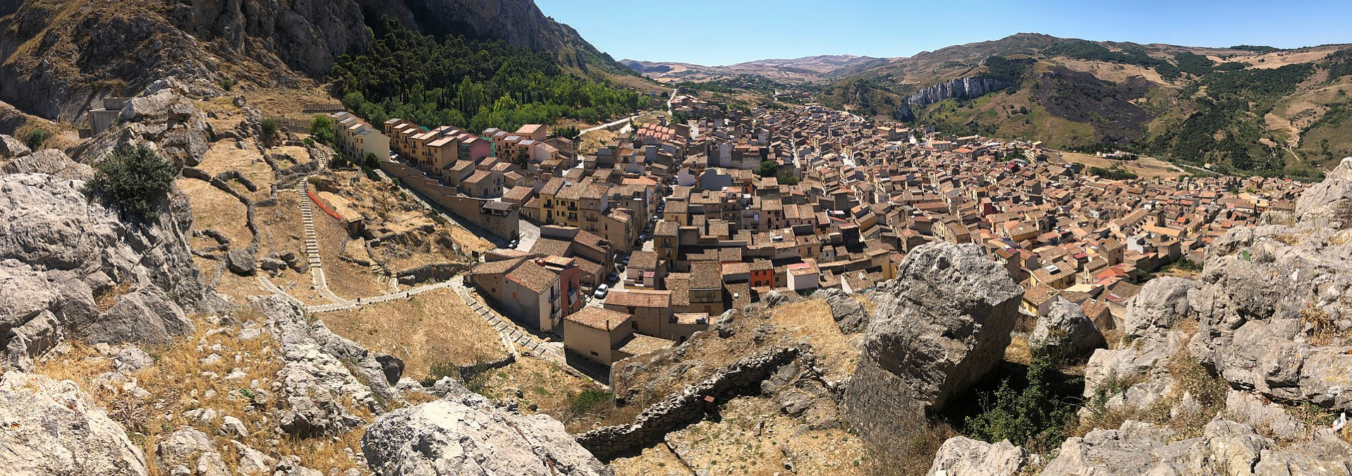 Incastonata tra i monti: la città siciliana delle cento vedute e delle rivolte dimenticate - Foto: Davide Mauro/Wikipedia