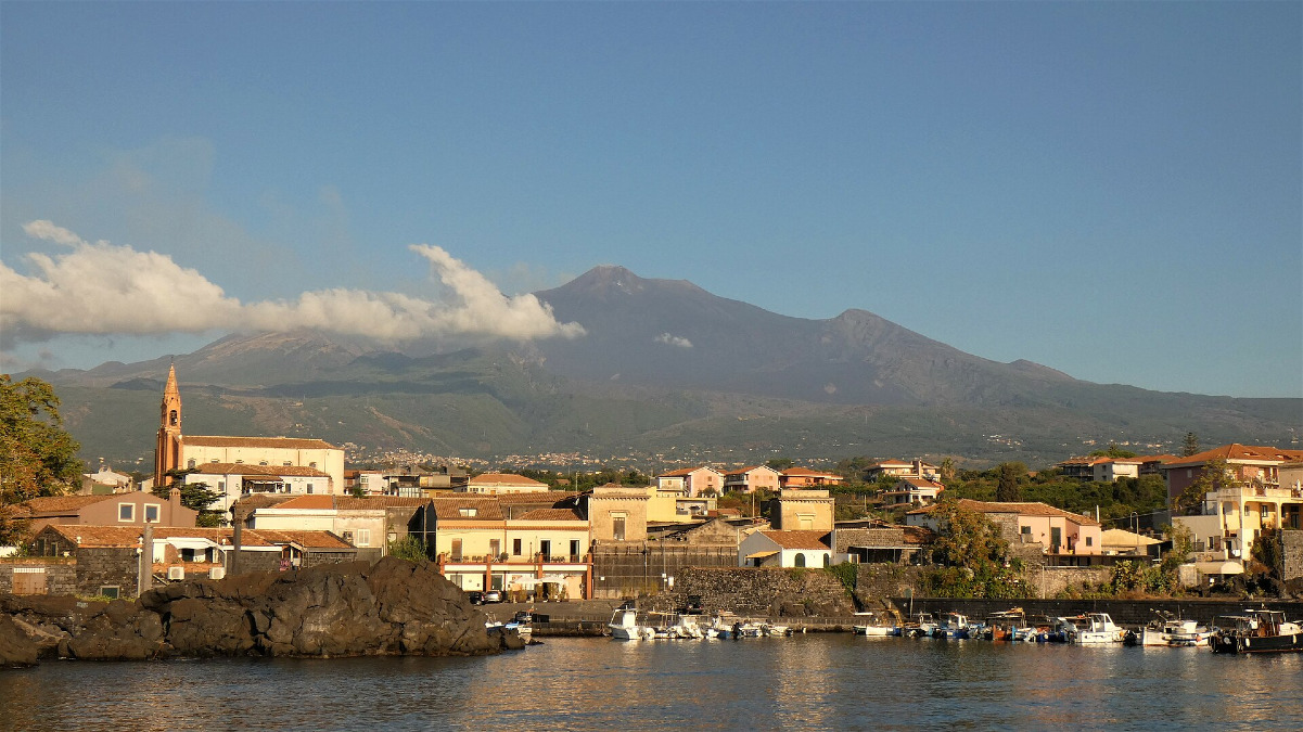 il borgo catanese sospeso tra lava e mare che custodisce il respiro dello Ionio - Foto: WikiCMEtnensis/Wikipedia
