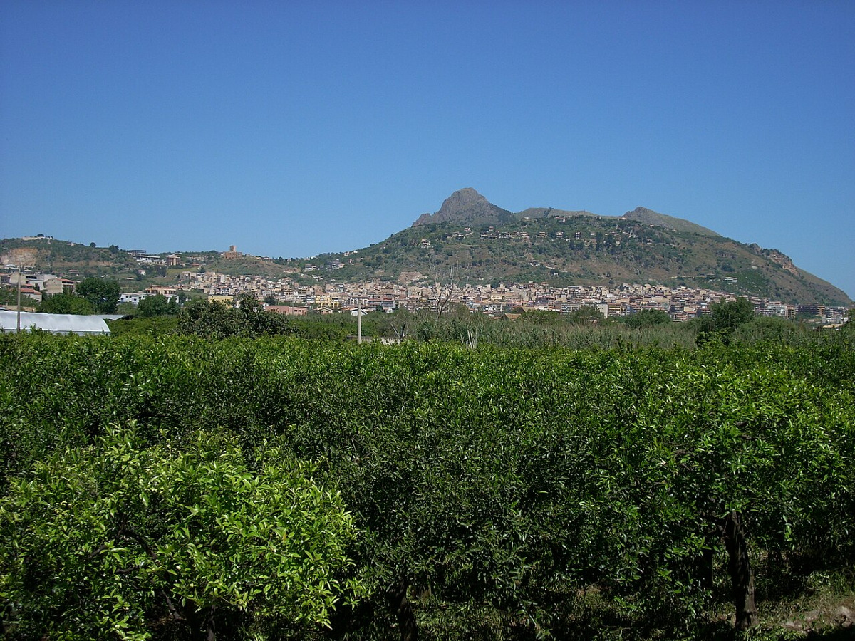 Il borgo palermitano che domina la valle e le storie che hanno segnato secoli di Sicilia - Foto: Emirok/Wikipedia