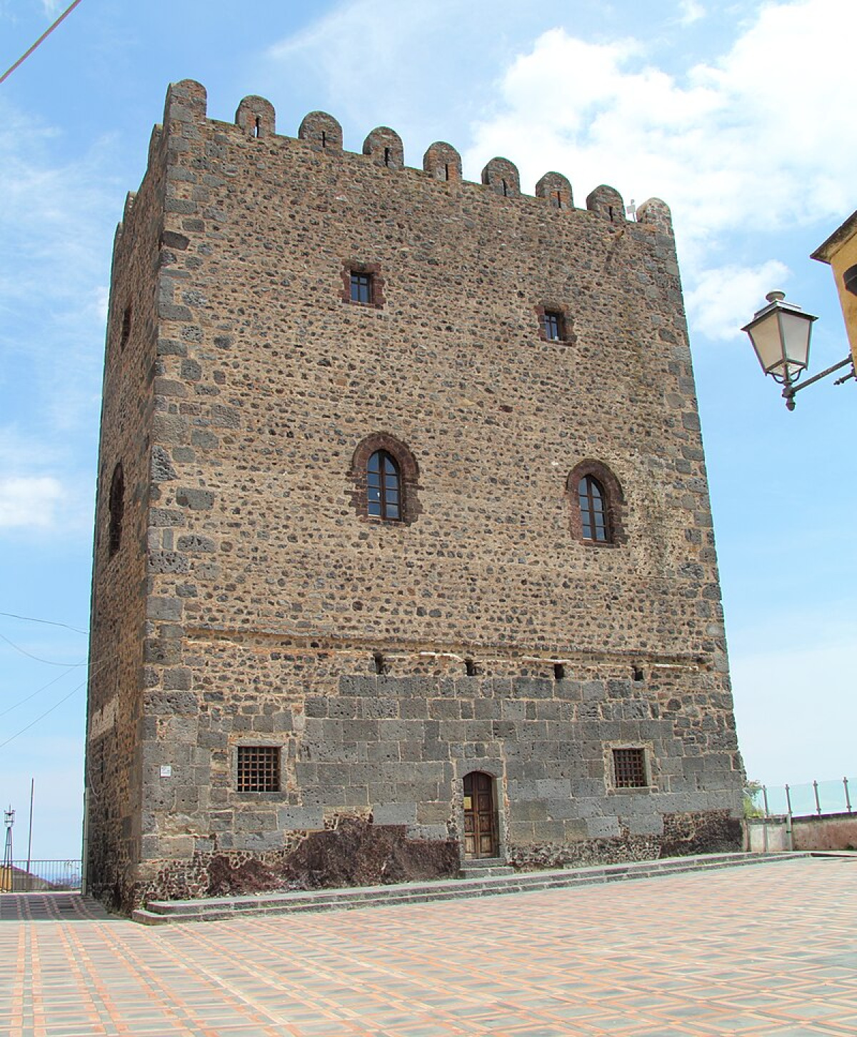 La torre che ha sfidato secoli di guerre: domina un paese etneo e nasconde una curiosità sorprendente - Foto: Rabe!/Wikipedia