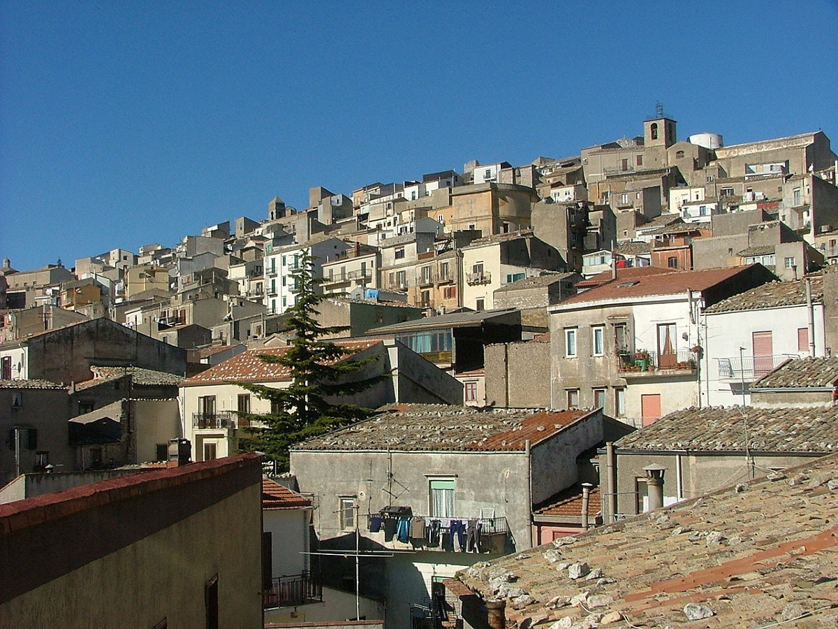 Il comune di Palermo sospeso tra montagne e leggende dove il tempo sembra non passare mai - Foto: Marco Walker/Wikipedia