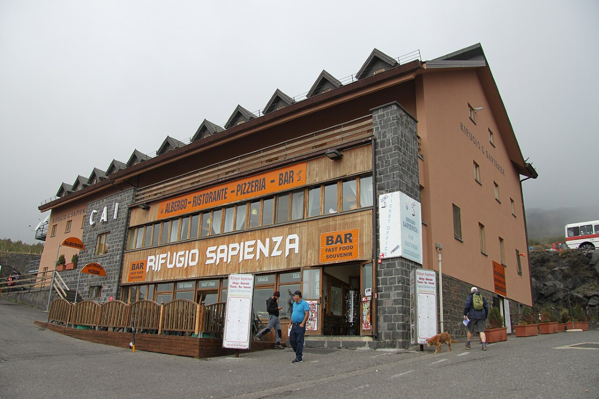Il rifugio che vide nascere e cadere interi paesaggi dell’Etna e nasconde un segreto poco raccontato - Foto: Richard Allaway/Wikipedia