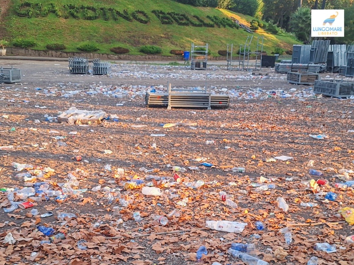 Degrado al Giardino Bellini: la denuncia di Lungomare Liberato - Credit foto Lungomare Liberato