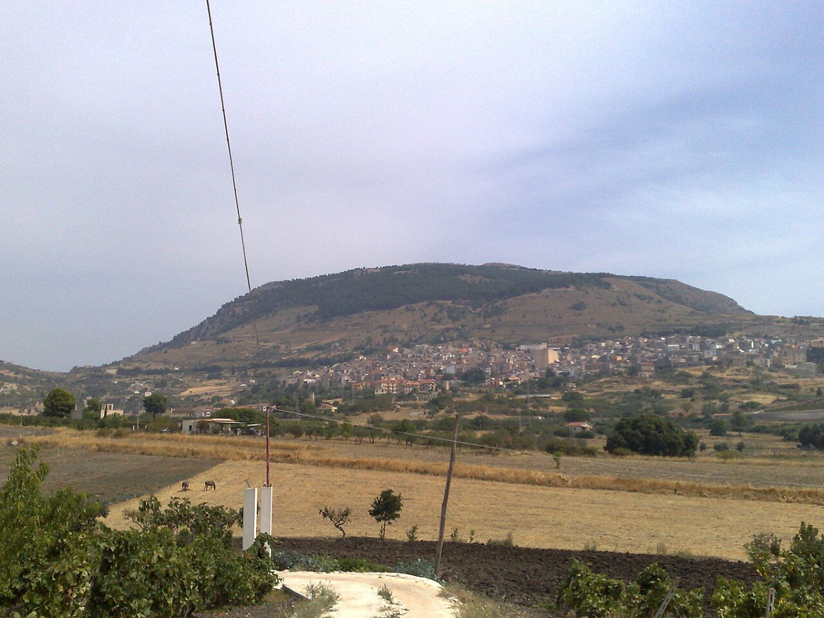 Il borgo tra le montagne che custodisce memorie di pietra e un’identità che resiste al tempo - Foto: Dedda71/Wikipedia