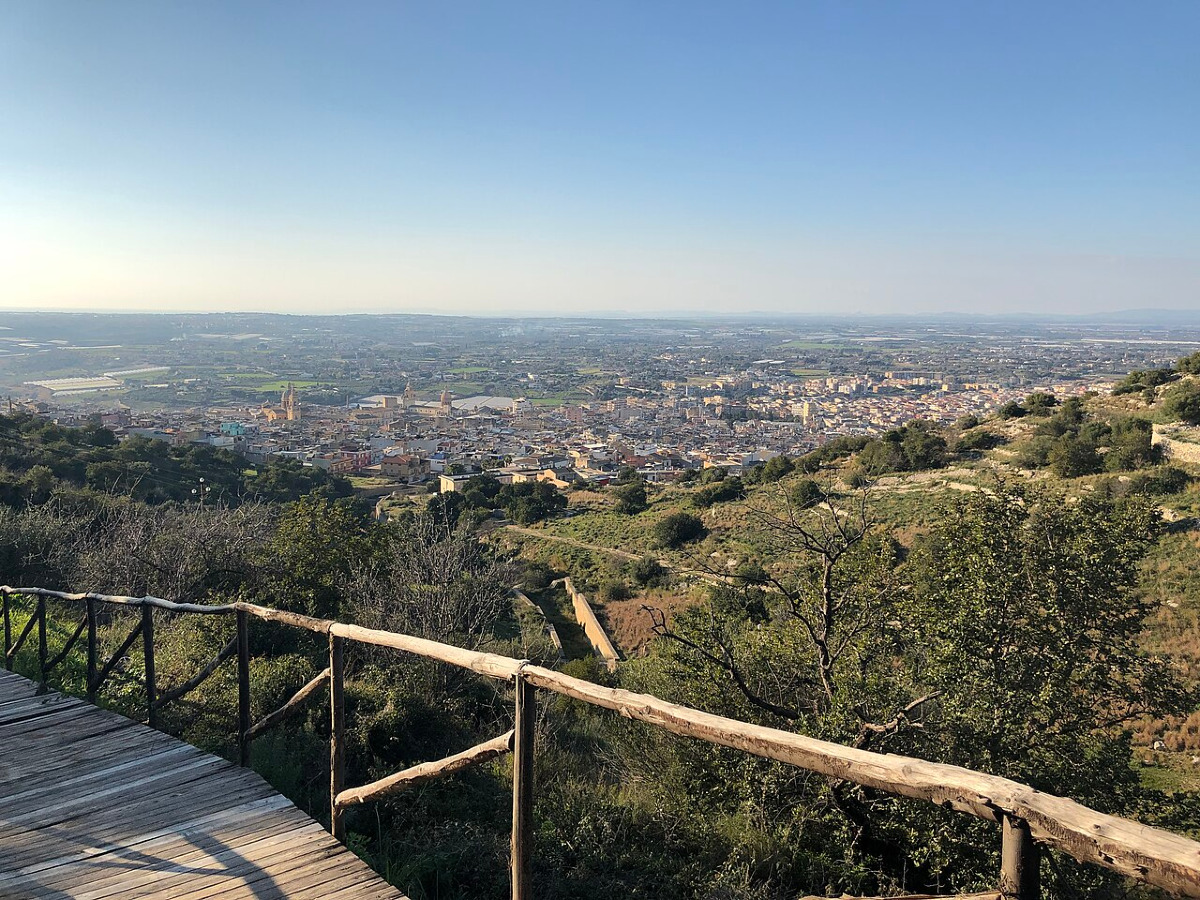 La città siciliana che nasconde antiche terme romane e un passato che il mondo non ha dimenticato - Foto: Davide Mauro/Wikipedia