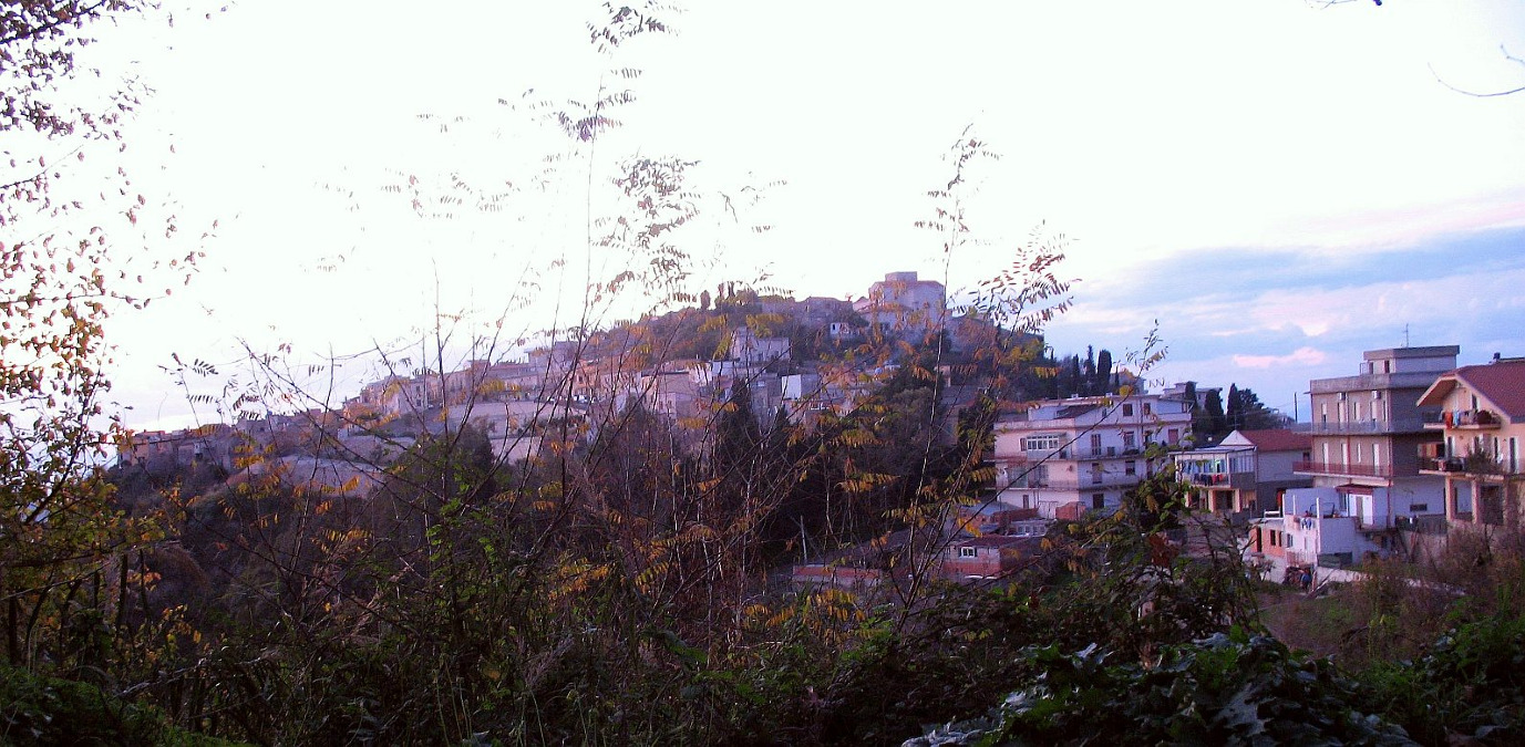 Il borgo messinese che custodisce un tesoro nascosto in un’antica farmacia del Cinquecento - Foto: Pinodario/Wikipedia
