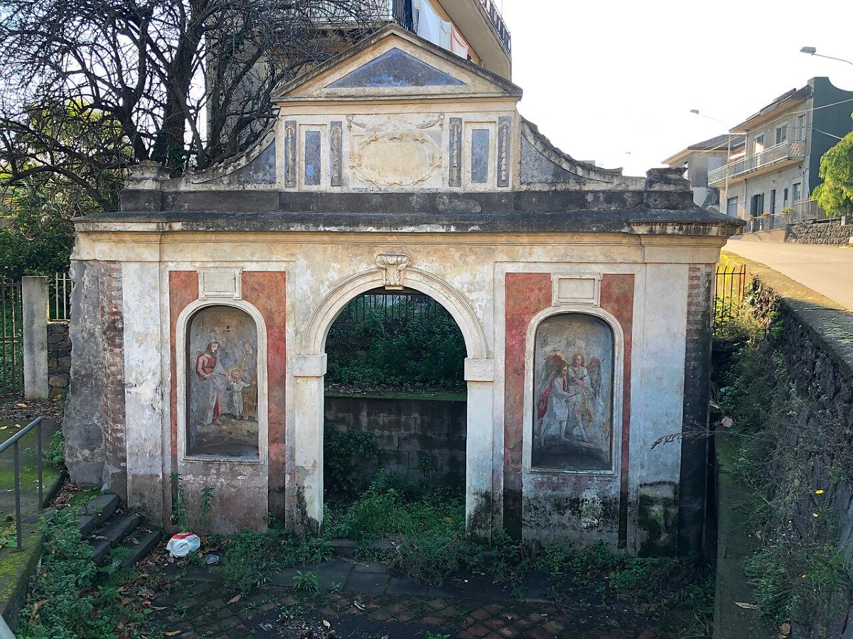 Il rudere a Santa Venerina che sopravvive tra le lave dell’Etna e che pochi conoscono - Foto: Davide Mauro/Wikipedia