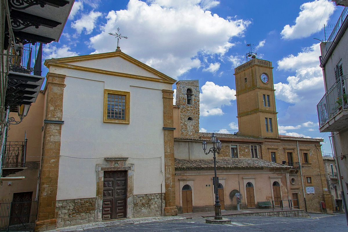 In Sicilia c'è un borgo che cela un altare di pietra unico al mondo e un rito che sfida i secoli - Foto: Antonio Francesco6162/Wikipedia