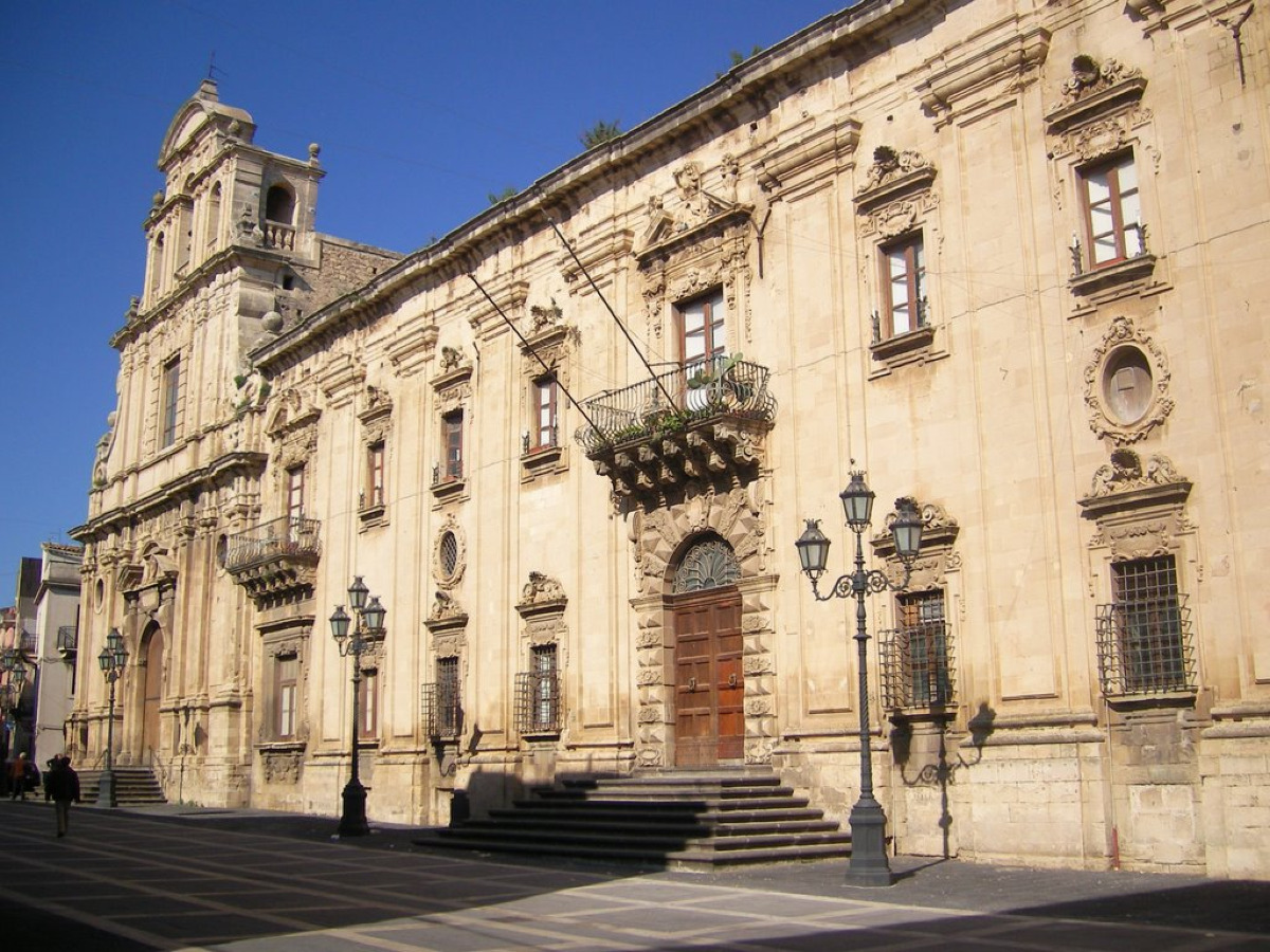 Il palazzo di pietra che da secoli custodisce enigmi nel cuore di Militello - Foto: Donmalgioglio/Wikipedia