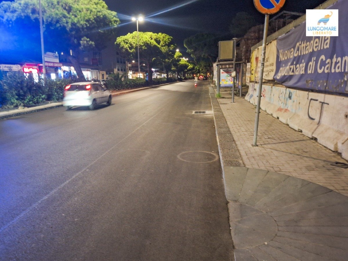 "Si aspetta il morto?": la segnalazione di Lungomare Liberato sulle strisce pedonali a Catania - Credit foto Lungomare Liberato