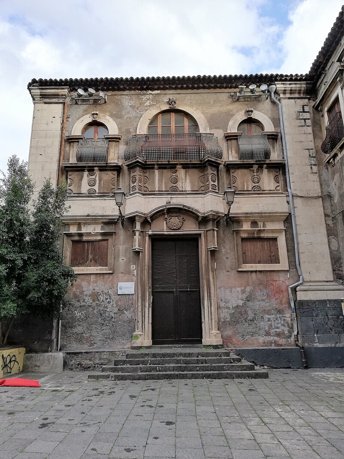 L'enigma scolpito tra le vie barocche di Catania: un portale d’oro che nasconde misteri secolari - Foto: Effems/Wikipedia