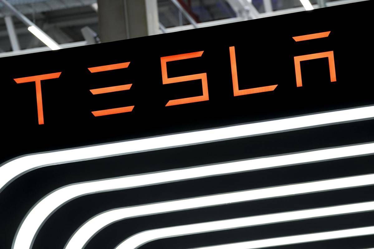 Tesla, indagine sulle maniglie: nel mirino i Suv Model Y - 