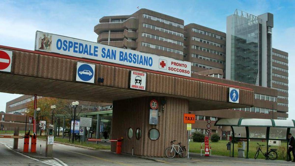 Bassano del Grappa, accoltella l'ex moglie mentre si trova al lavoro: fendenti anche al volto -
