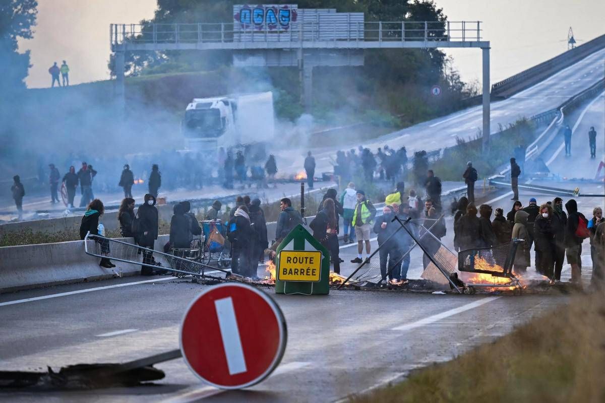 Francia, migliaia in piazza per 'Blocchiamo tutto': disagi al traffico e almeno 75 fermi -