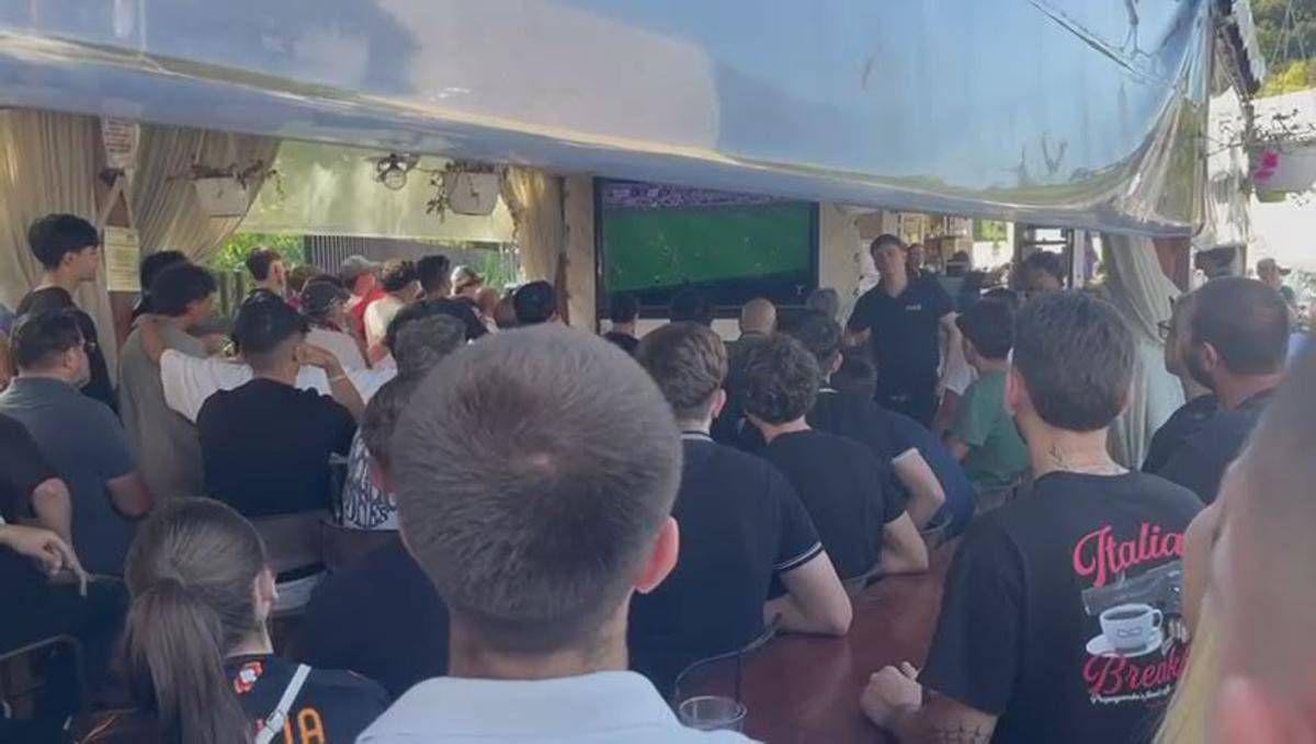 Lazio-Roma 0-1, cori e abbracci alla fine del derby: tifosi giallorossi esultano fuori dallo stadio -