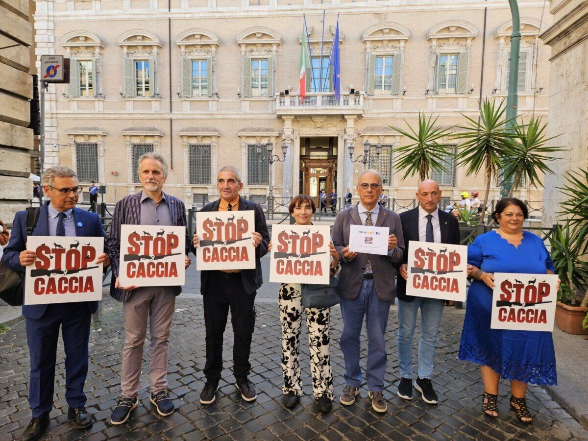 53.000 firme contro la caccia | Gli animalisti sfidano il governo e la lobby dei cacciatori! - 