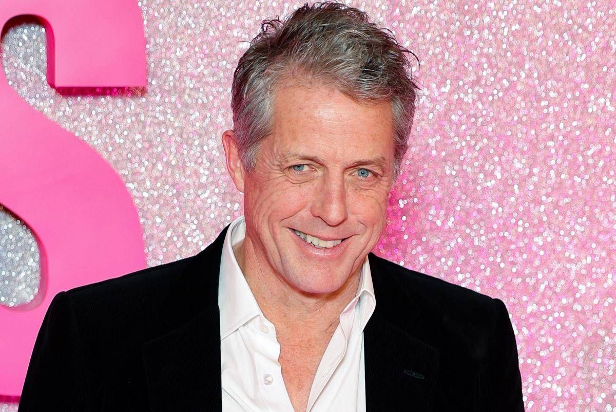 Auguri Hugh Grant, l'icona della commedia romantica compie 65 anni -