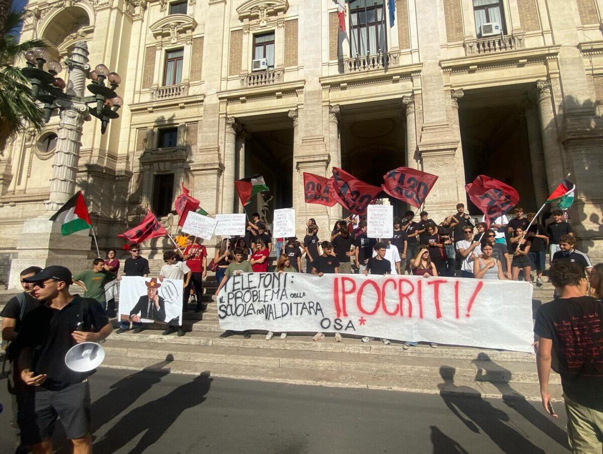Studente in protesta al Miur | La vera battaglia dietro il divieto dei cellulari! - 