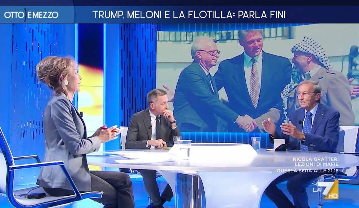 Stato palestinese, Gruber provoca e Fini risponde: "Lei si diverte a chiedermi se è giusto o sbagliato, ma..." - 