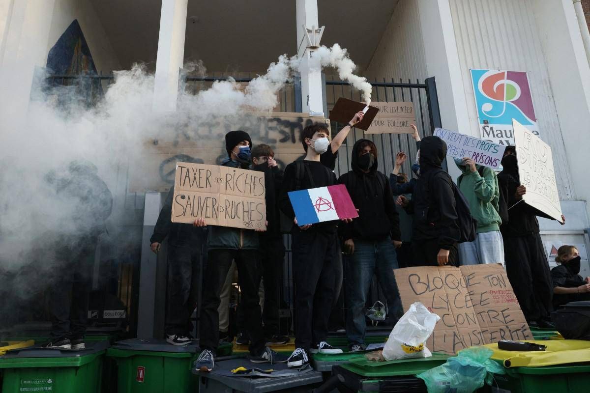 Francia, proteste e cortei contro tagli al bilancio: 99 persone fermate - 