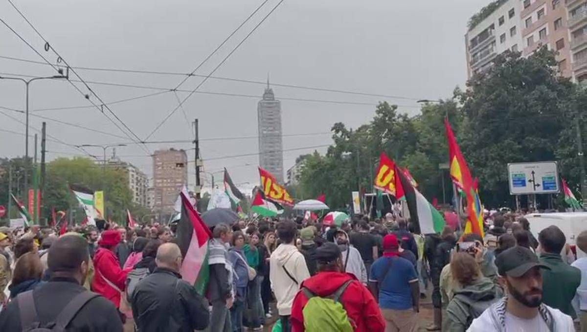 Corteo per Gaza a Milano, bruciata bandiera Usa vicino al consolato americano - 
