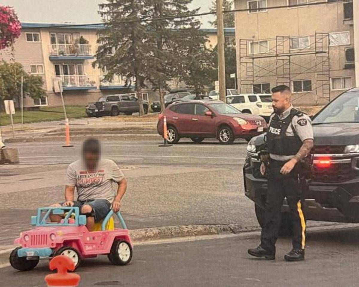 Guida la jeep di Barbie in strada, arrestato: "Non volevo andare a piedi" - 