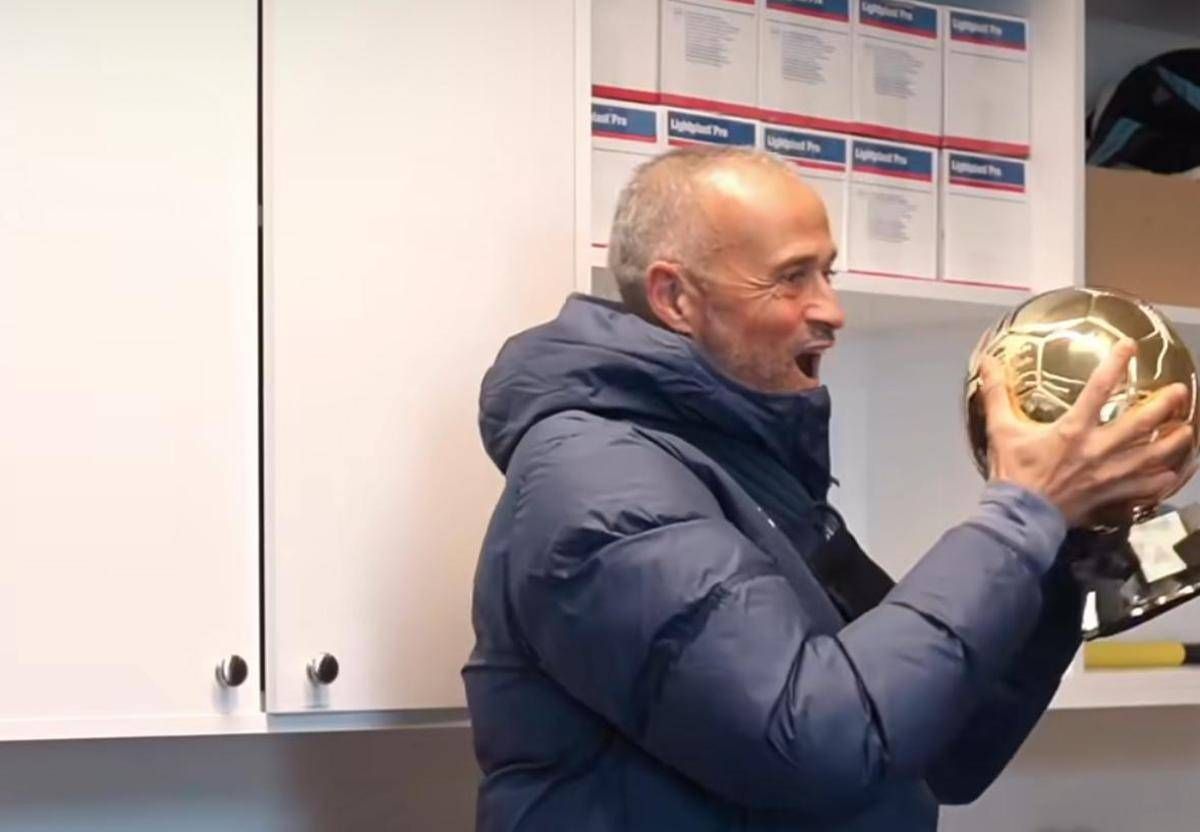 Luis Enrique 'ruba' il Pallone d'oro a Dembélé: il video della festa in casa Psg -