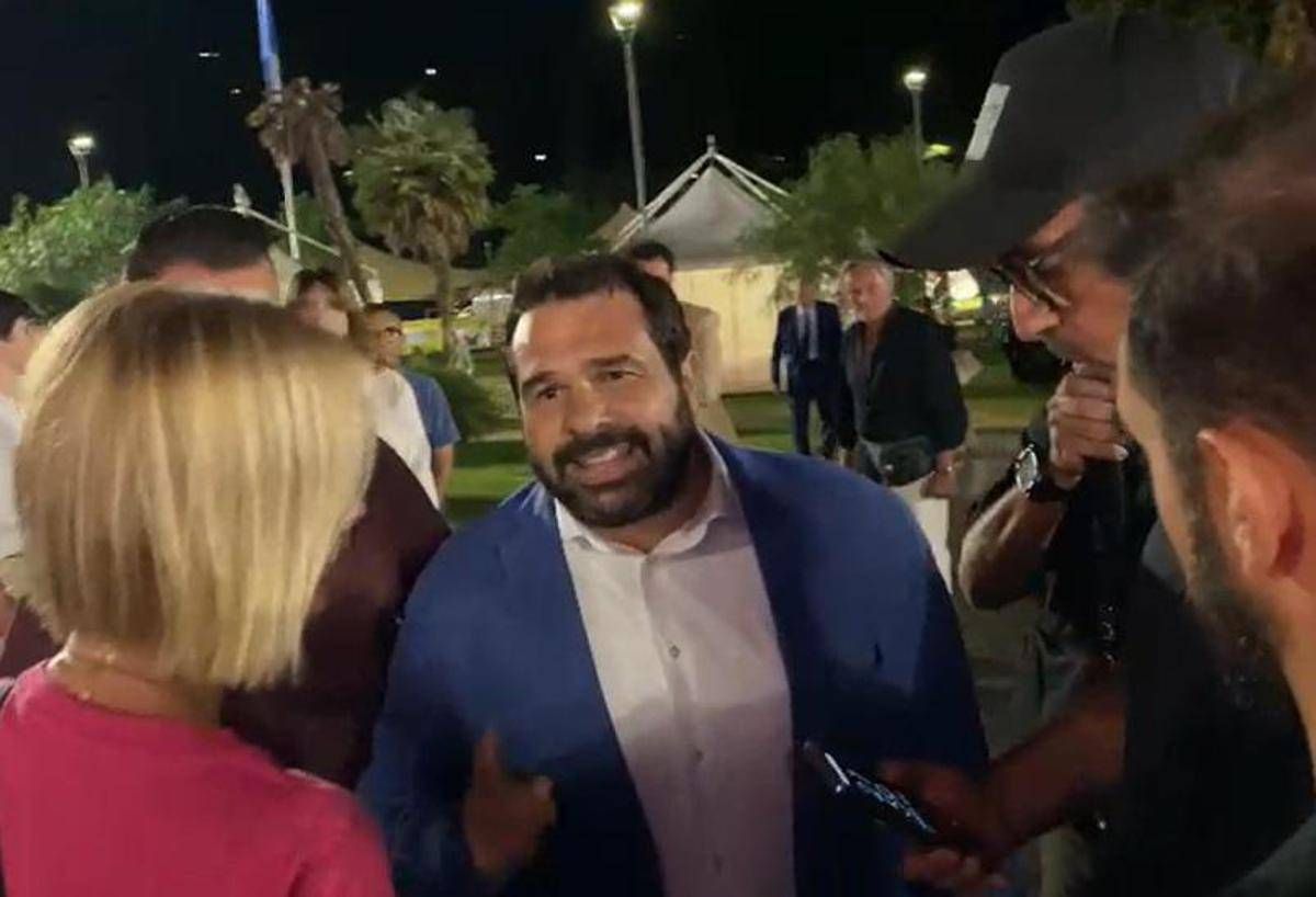 "Non impedite di fare domande", tensione tra il cronista di Report e la scorta di Giuli a Fenix - 