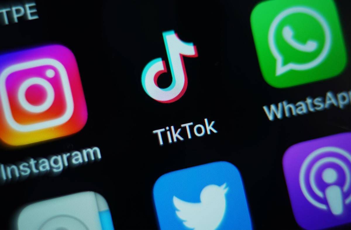 TikTok, Francia verso il bando per i minori: "È tossico e crea dipendenza" - 