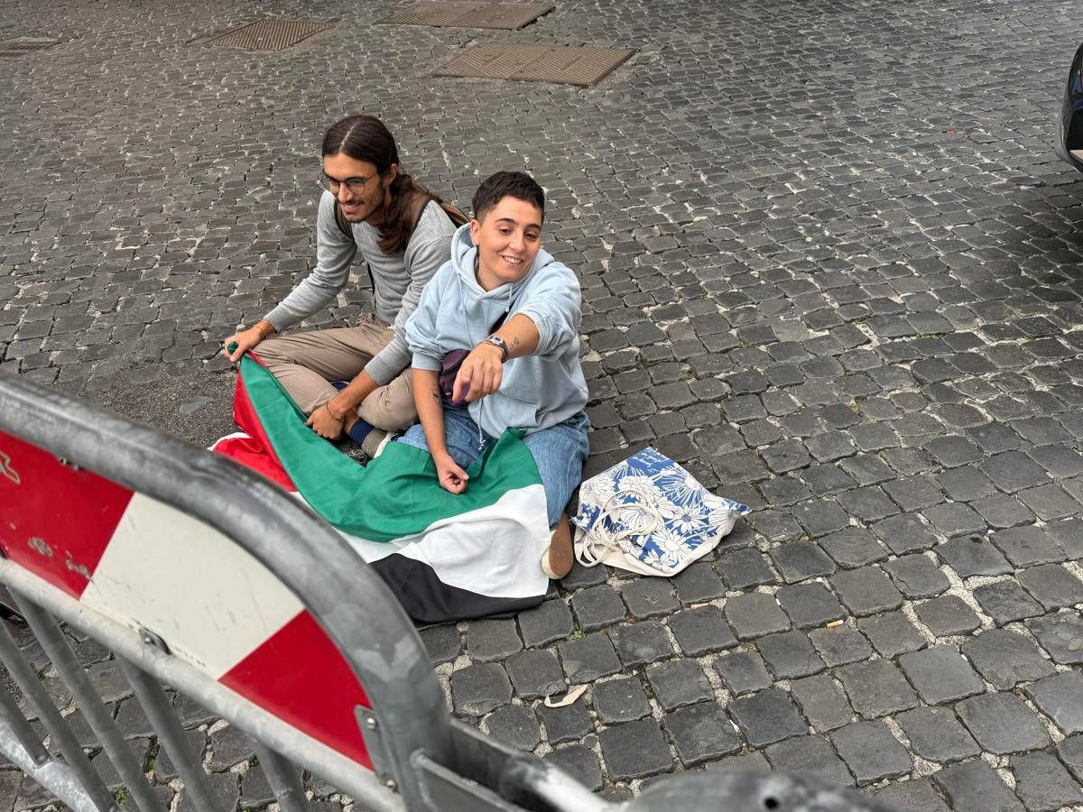 Attivisti Ultima generazione a Montecitorio per Gaza: irrompono nella piazza, bloccati - 