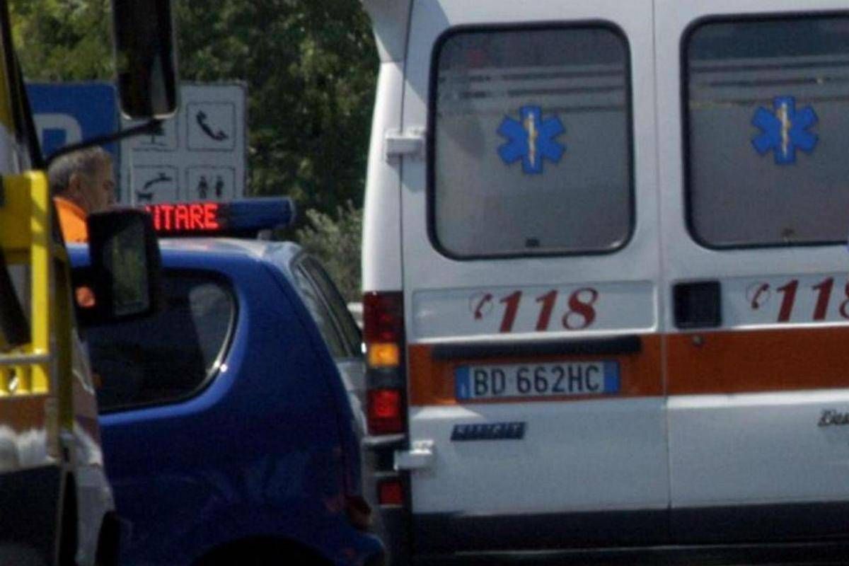 Scende dall'auto in panne sull'autostrada e viene travolto e ucciso - 