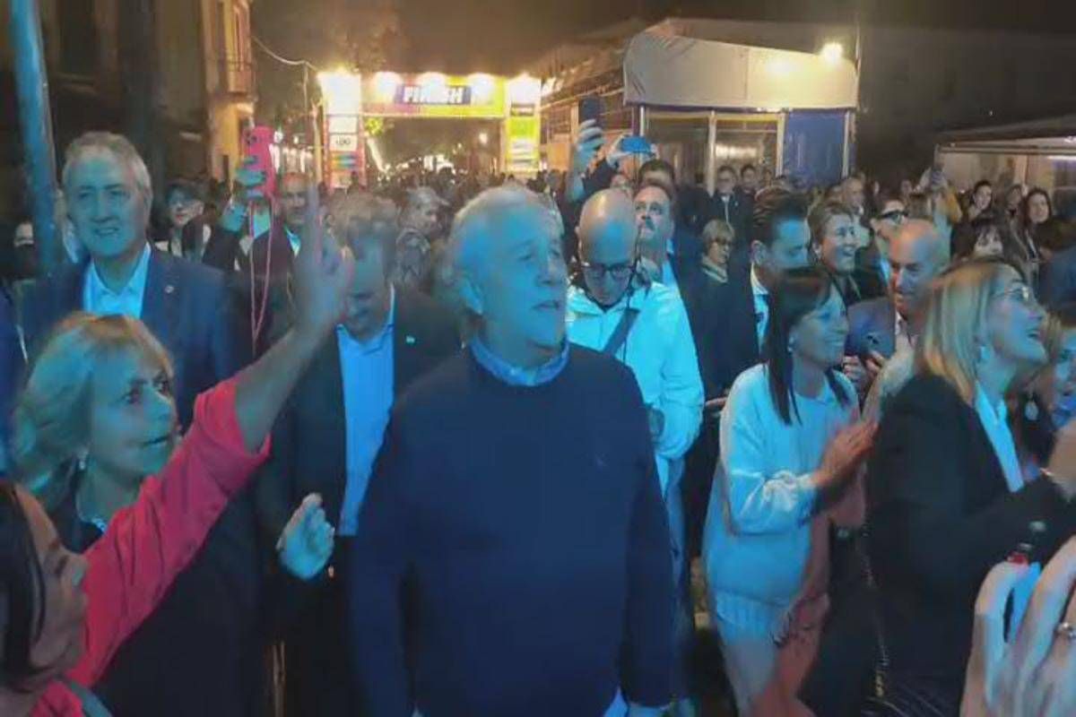 Tajani canta e balla sulle note di Battisti alla festa di Forza Italia - 