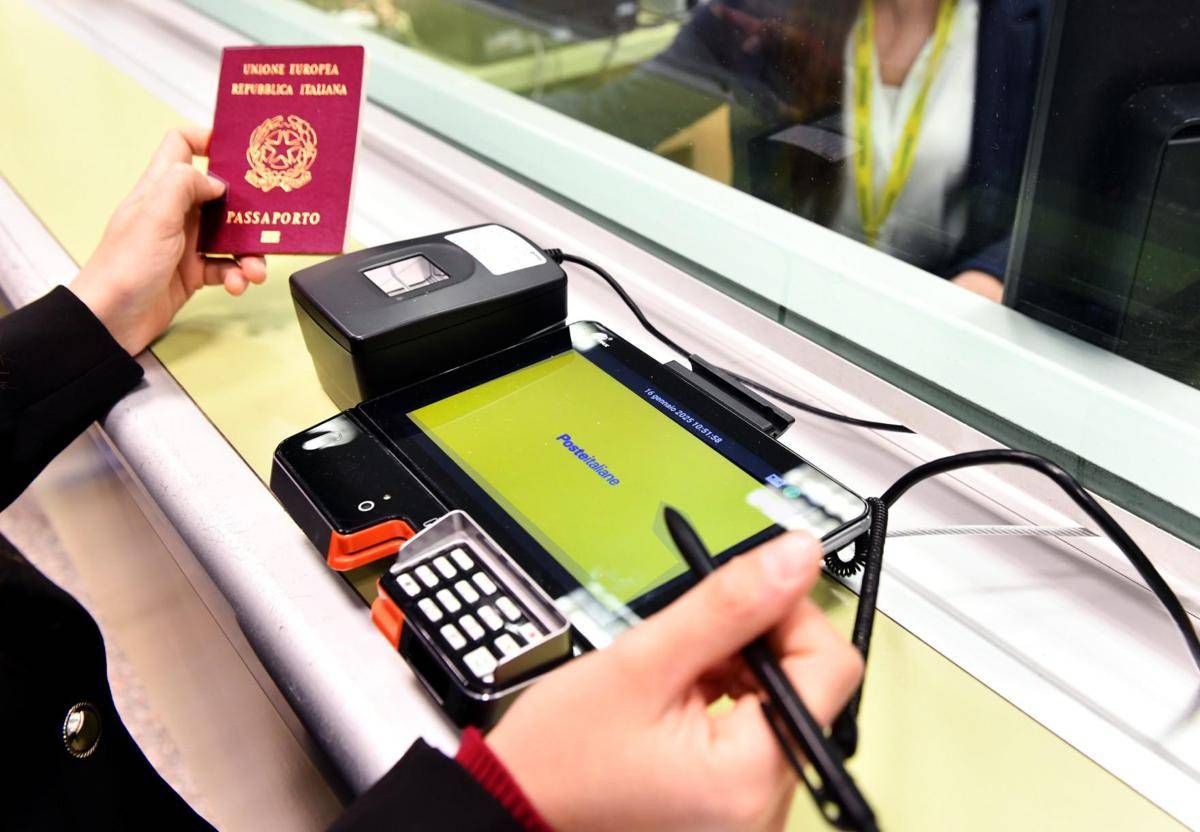 Poste Italiane, tagliato il traguardo dei 100.000 passaporti erogati - 