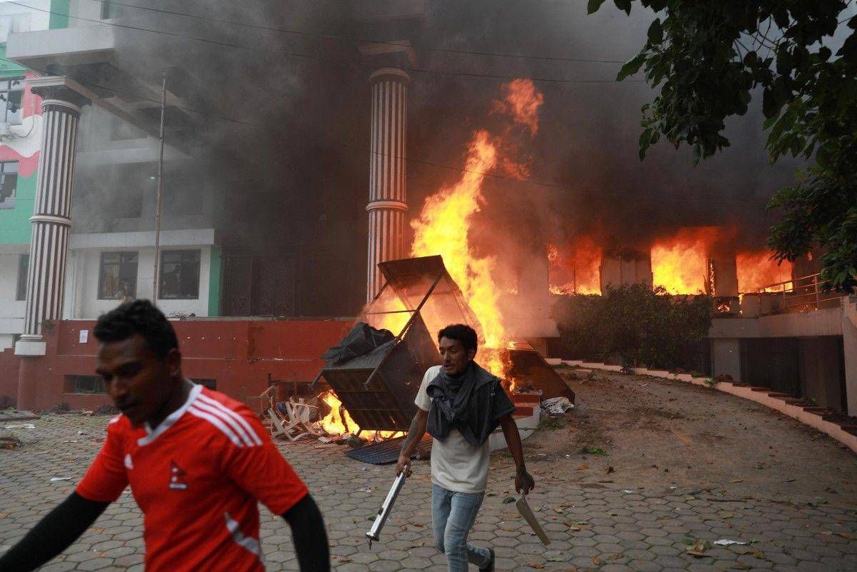 Nepal, revocato bando su social dopo 19 morti: manifestazioni contro "atrocità polizia" -