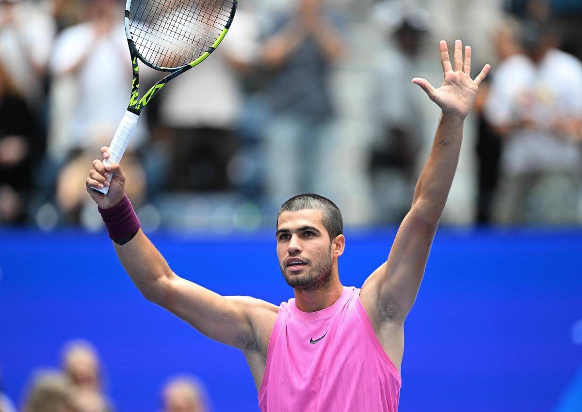 Alcaraz batte Djokovic e vola in finale US Open. Ora tocca a Sinner -