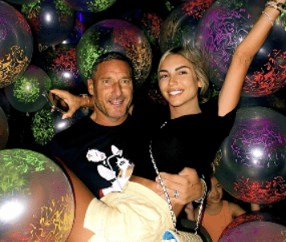 Totti e Noemi Bocchi, 3 anni d'amore: la serata romantica sui tetti di Roma - 