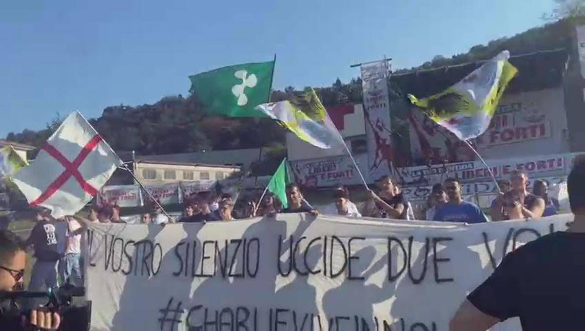 Pontida, la contestazione e il 'vaffa' dei giovani leghisti a Calenda -