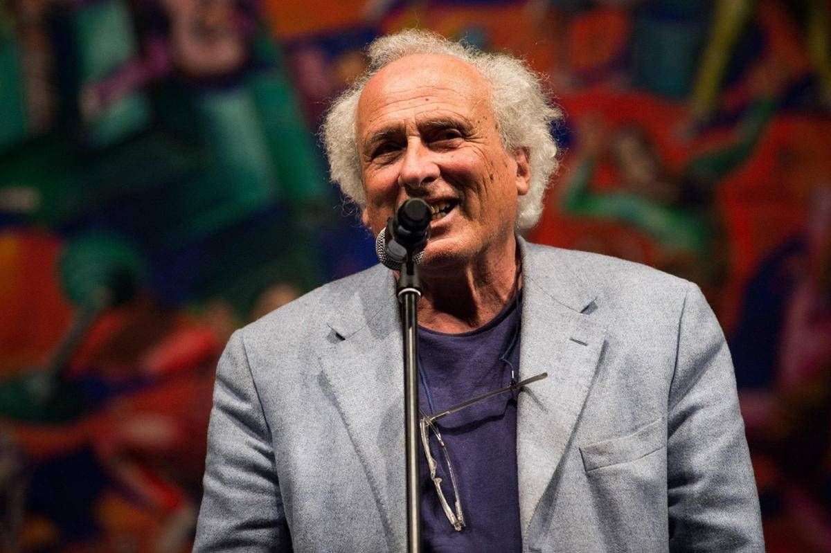 Addio a Stefano Benni, il figlio: "Ricordatelo leggendo ad alta voce i suoi racconti" -