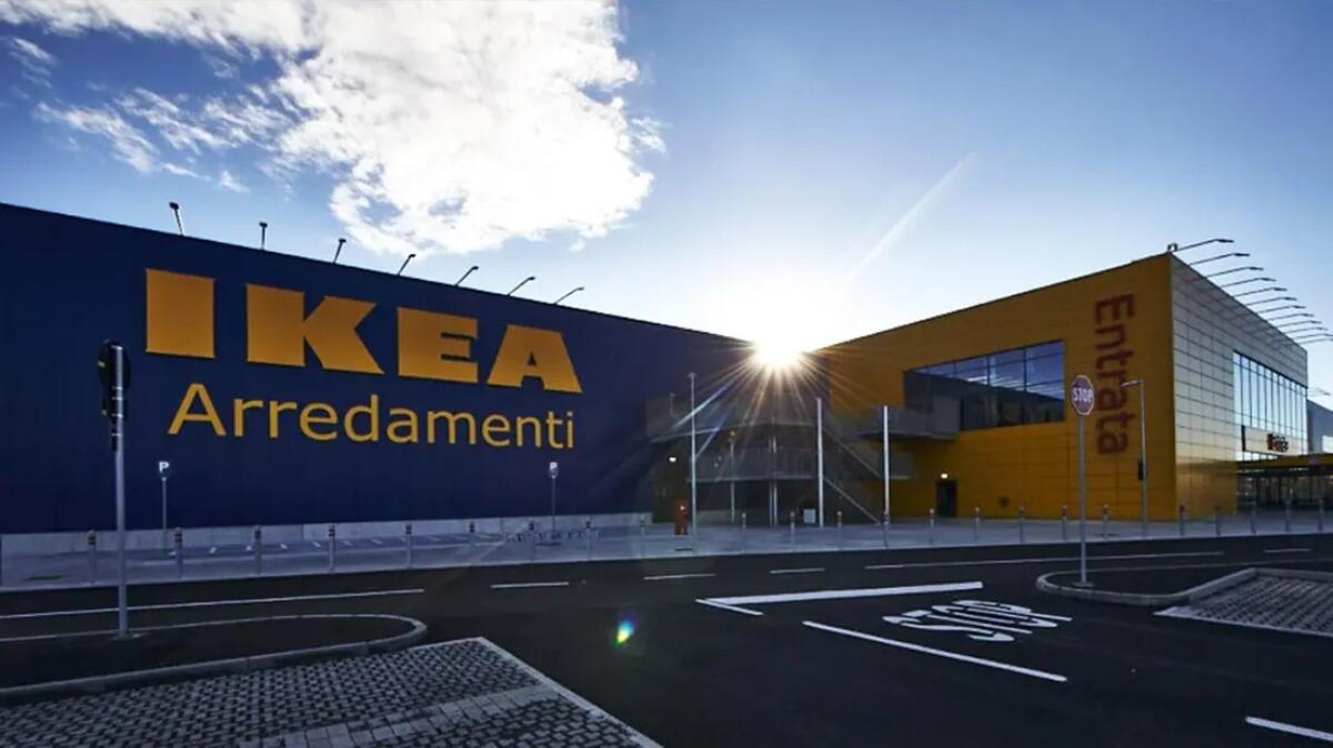 Giovani in moto perdono la vita in una sfida mortale | Cosa nasconde la veritĂ tragica del parcheggio Ikea? -