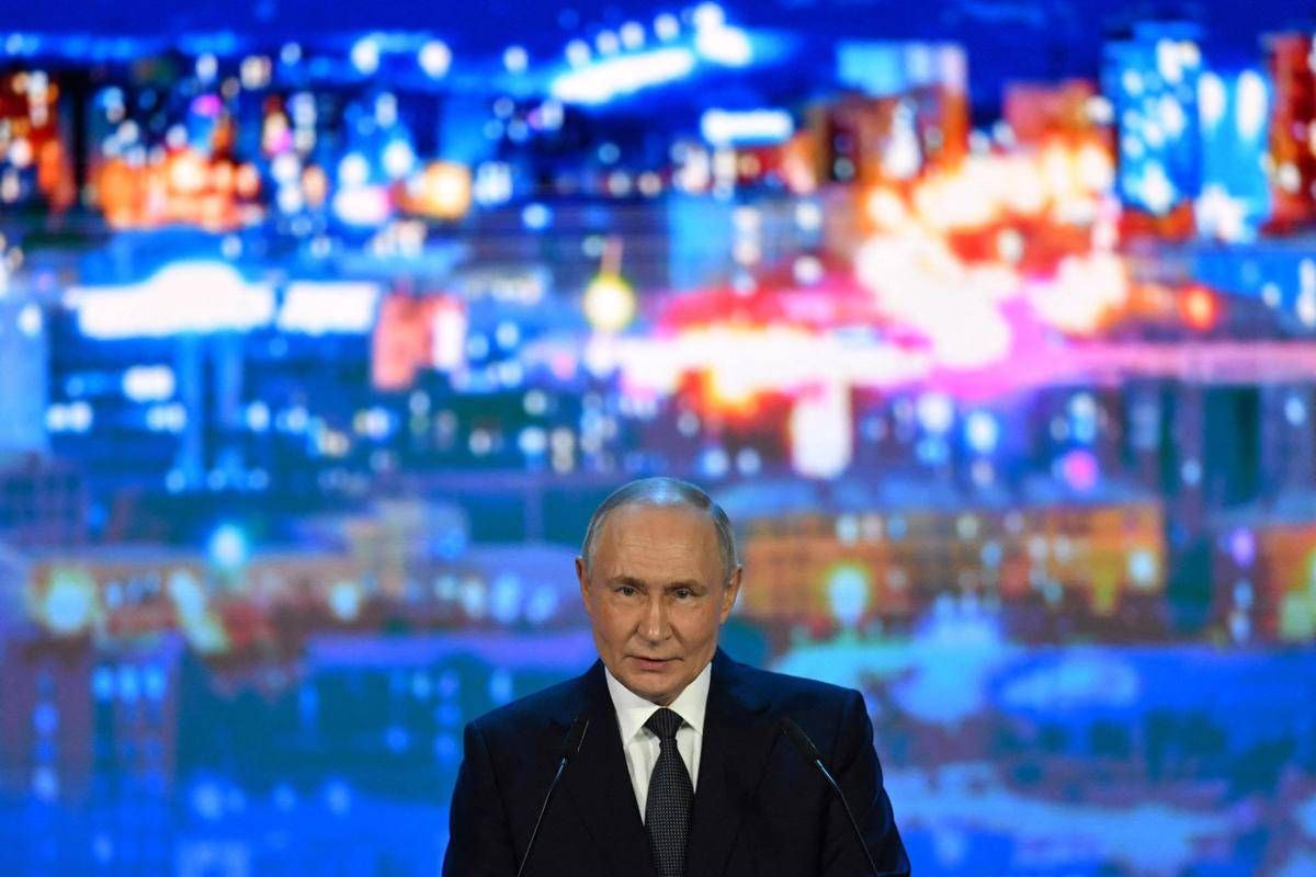 Ucraina, Ue adotta nuove sanzioni su Russia. 007 Gb: "Pace? Putin ci prende in giro" - 