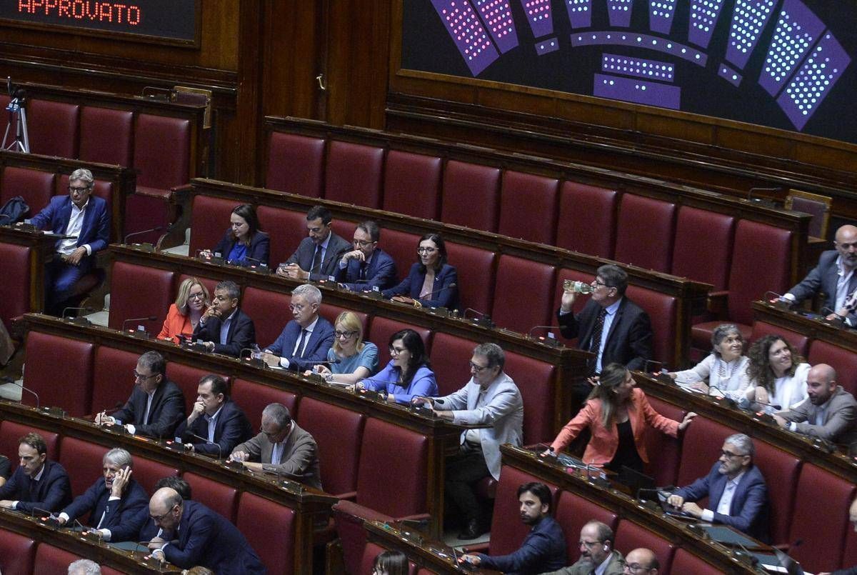 Giustizia, via libera della Camera alla riforma con 243 sì e 109 no. Tensione in Aula e seduta sospesa -