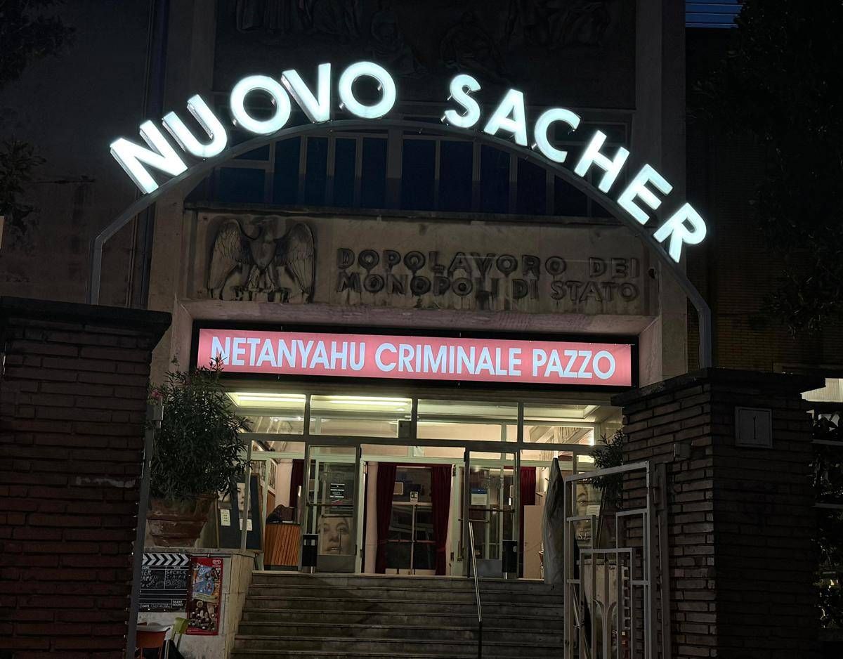 "Netanyahu criminale pazzo": lo striscione al Nuovo Sacher, il cinema di Nanni Moretti - 