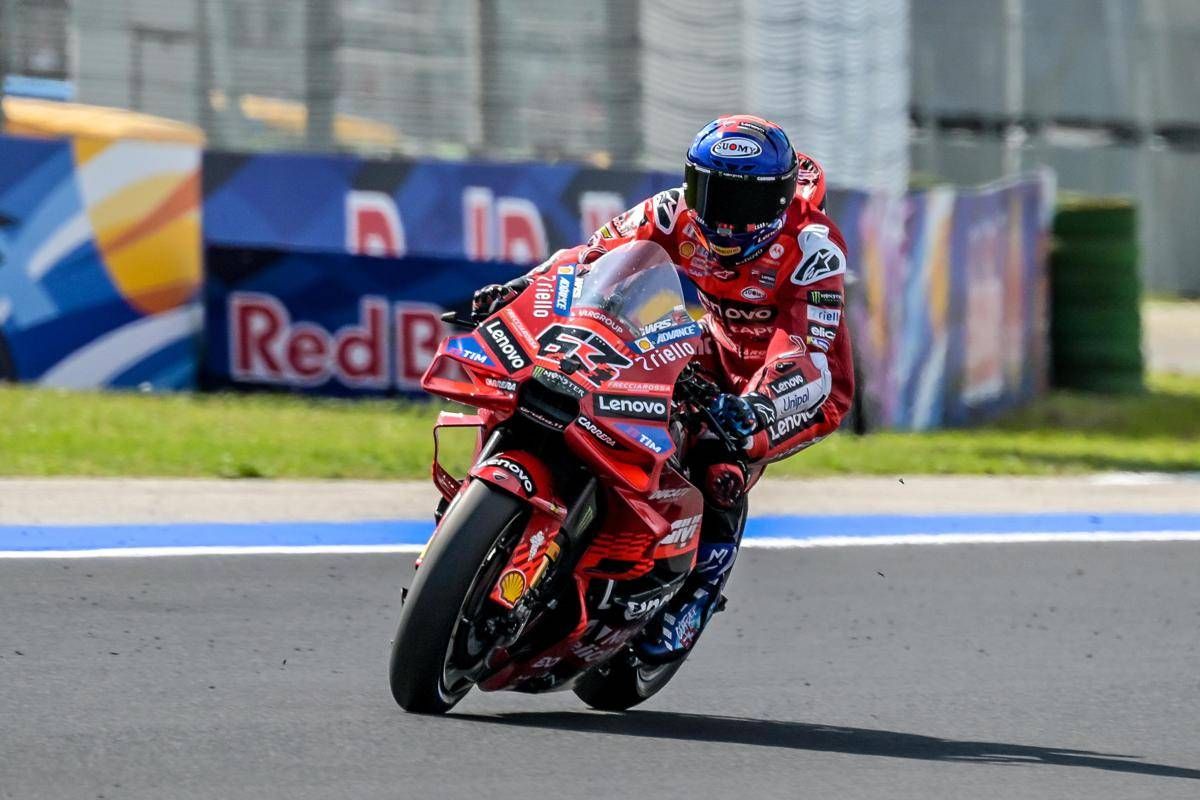 MotoGp, Bagnaia in pole in Giappone, quarto Marquez. La griglia di partenza - 